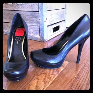 Jessica Simpson round toe platform pumps